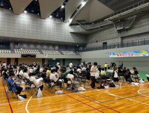 多くの青年が参加する様子