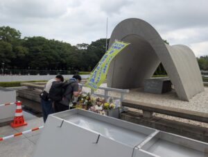 原爆死没者慰霊碑への献花の様子